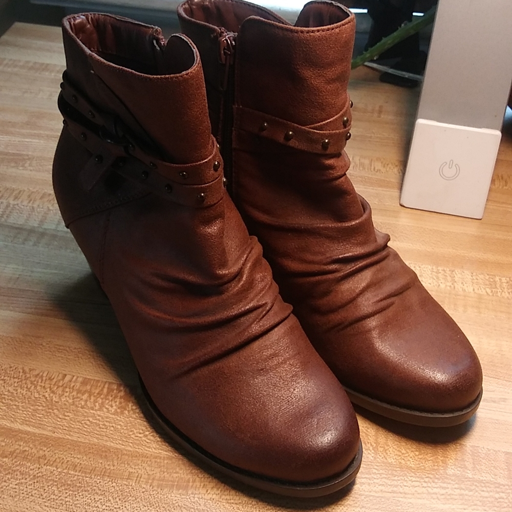 Bare Traps brown ankle boots